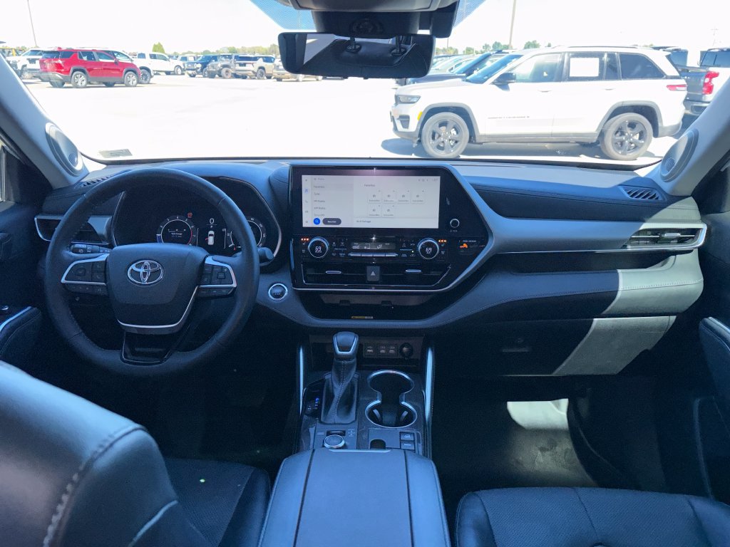 Used 2023 Toyota Highlander XLE AWD/4WD image 14