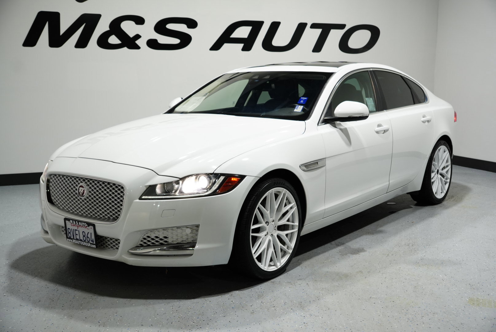 Used 2016 Jaguar XF Premium image 3