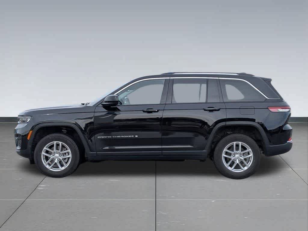 Used 2023 Jeep Grand Cherokee Laredo AWD/4WD image 3