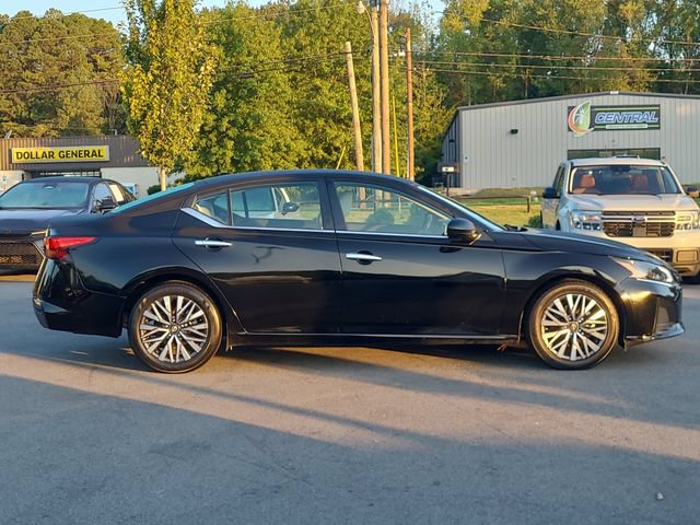Used 2025 Nissan Altima 2.5 SV FWD image 2