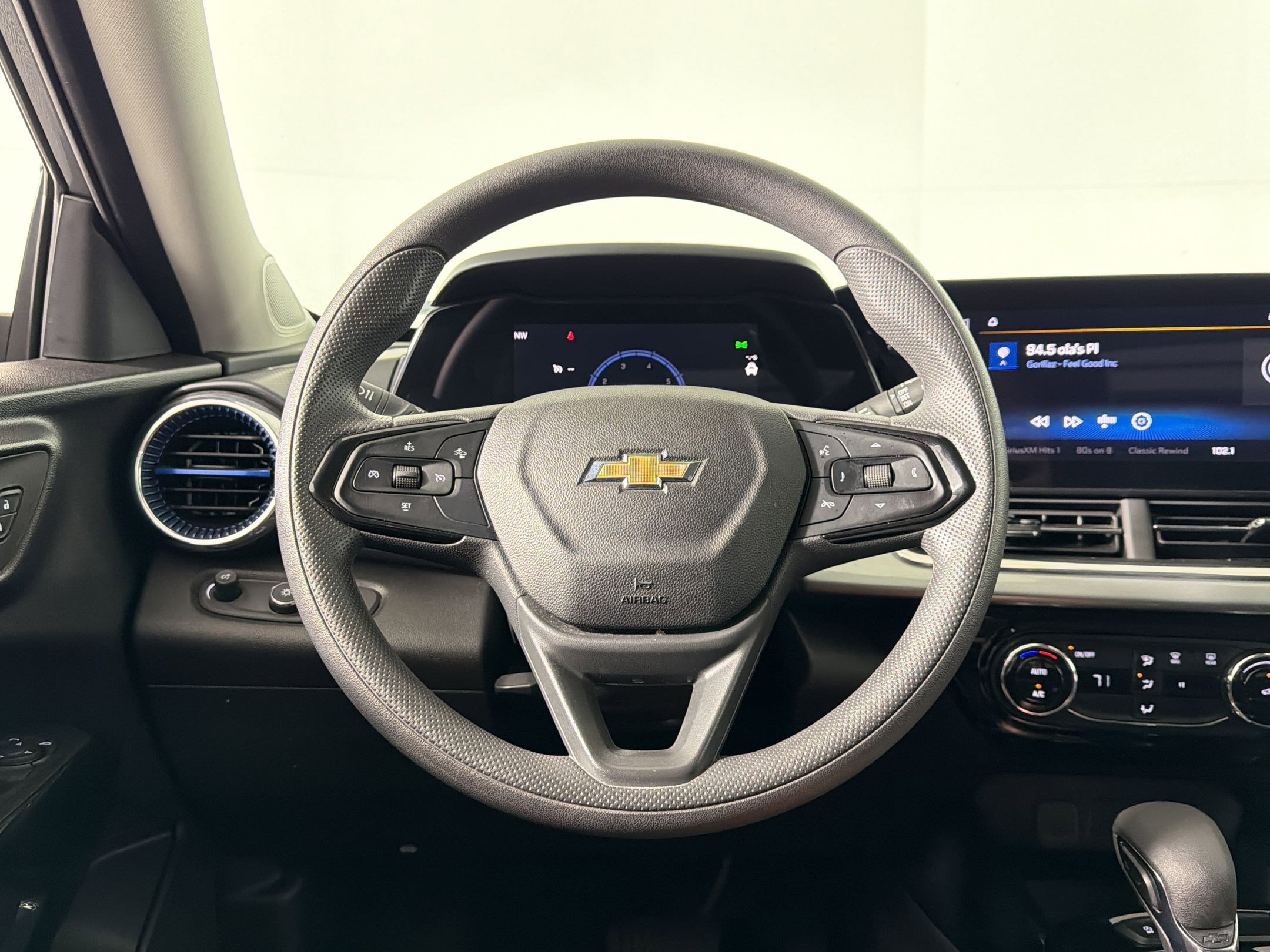 Used 2025 Chevrolet Trax LT FWD image 16