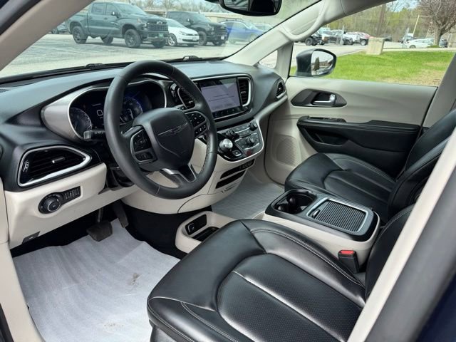 Used 2023 Chrysler Pacifica Touring-L FWD image 21