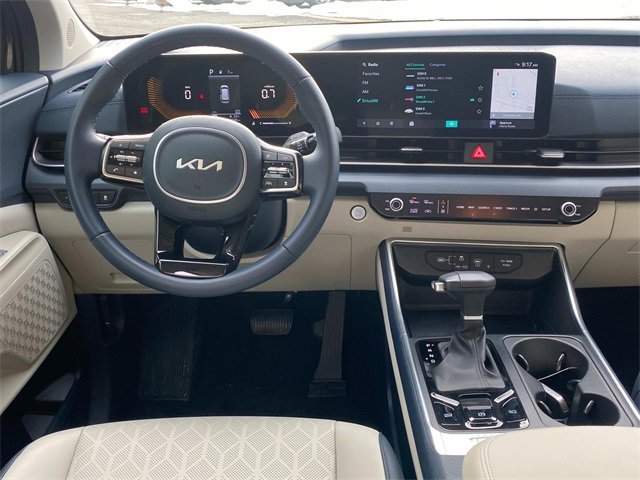 Used 2025 Kia Carnival EX image 8