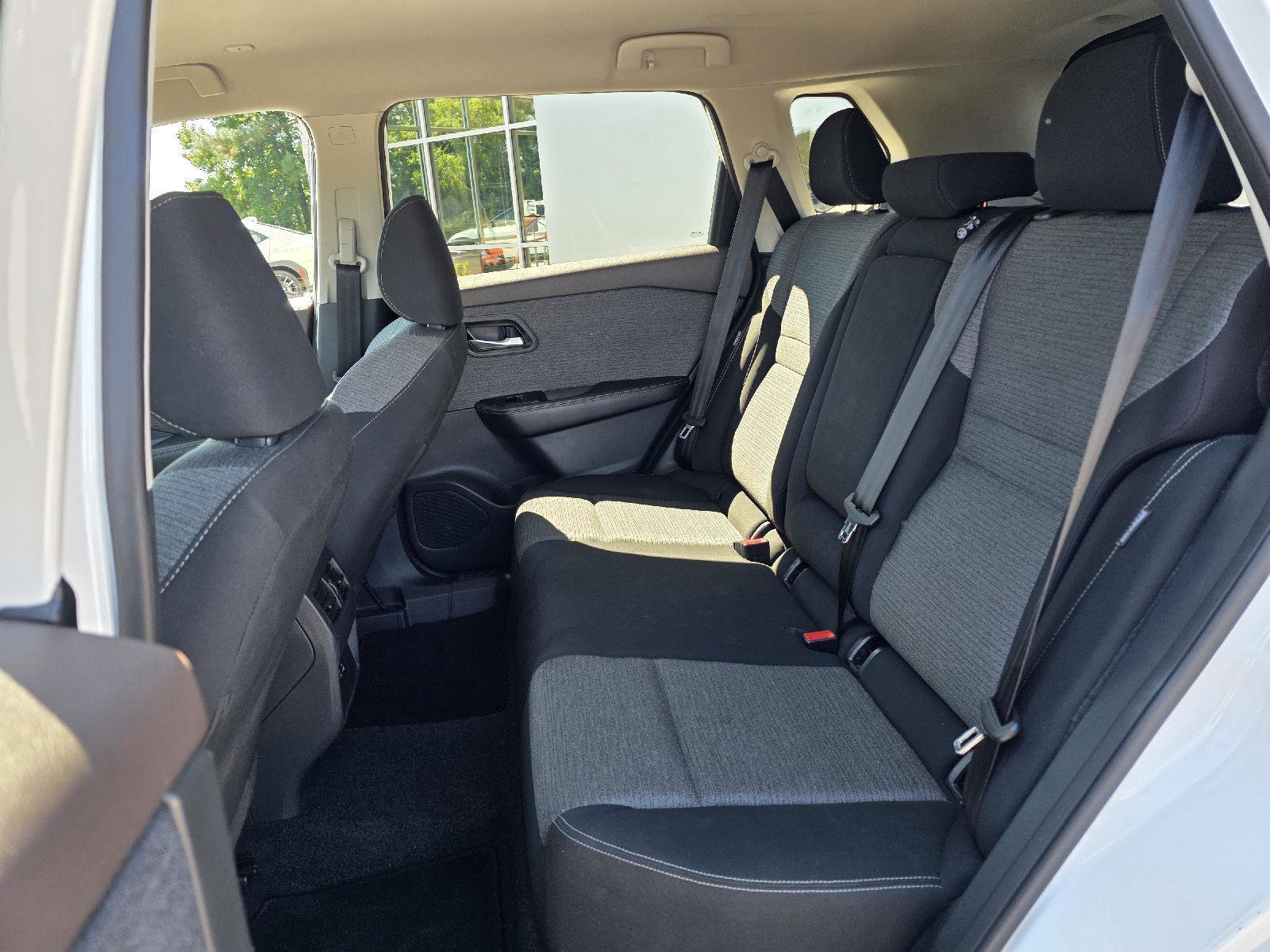 Used 2023 Nissan Rogue SV image 11