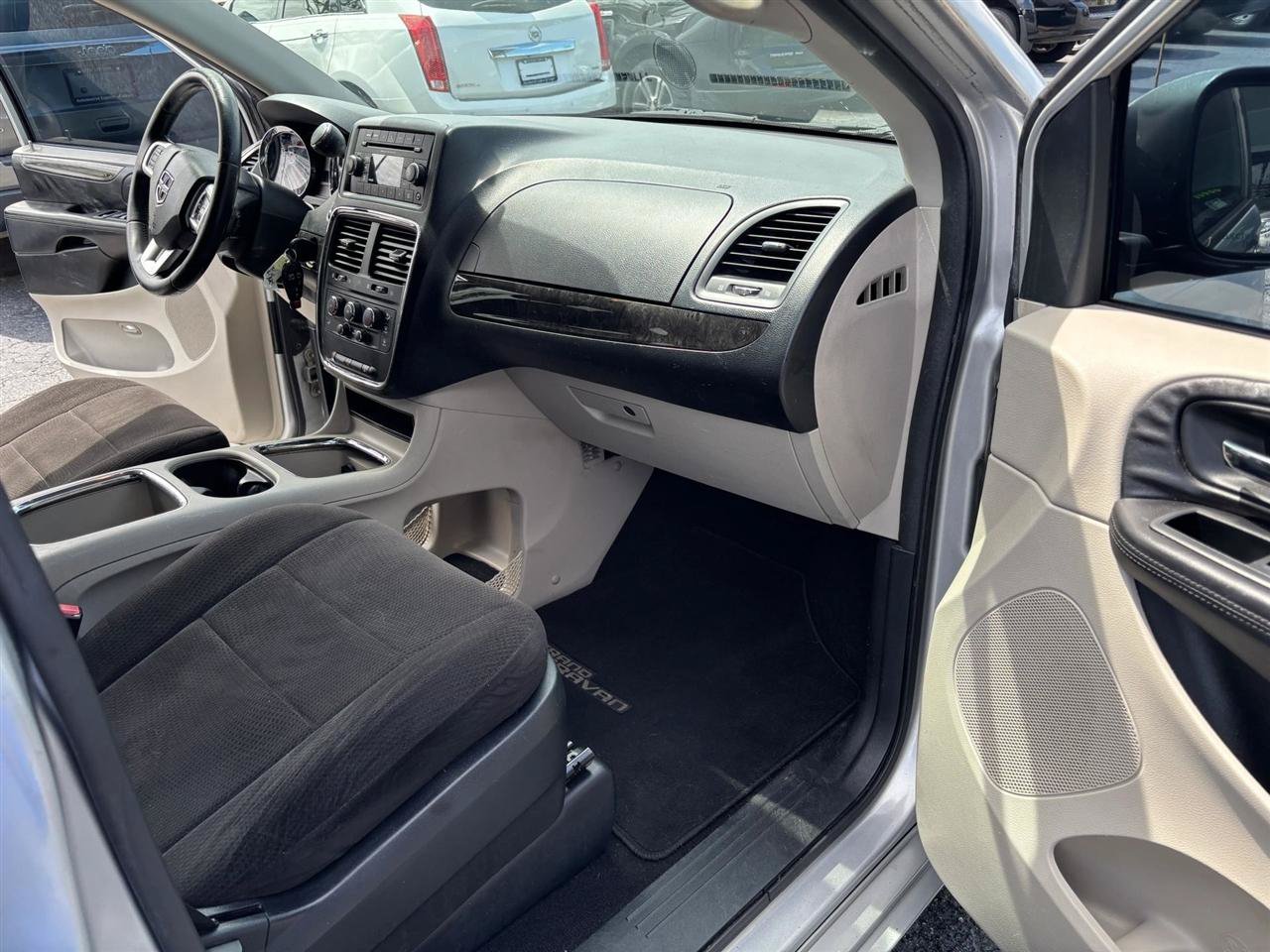 Used 2012 Dodge Grand Caravan SXT w/ UConnect Hands-Free Group FWD image 10
