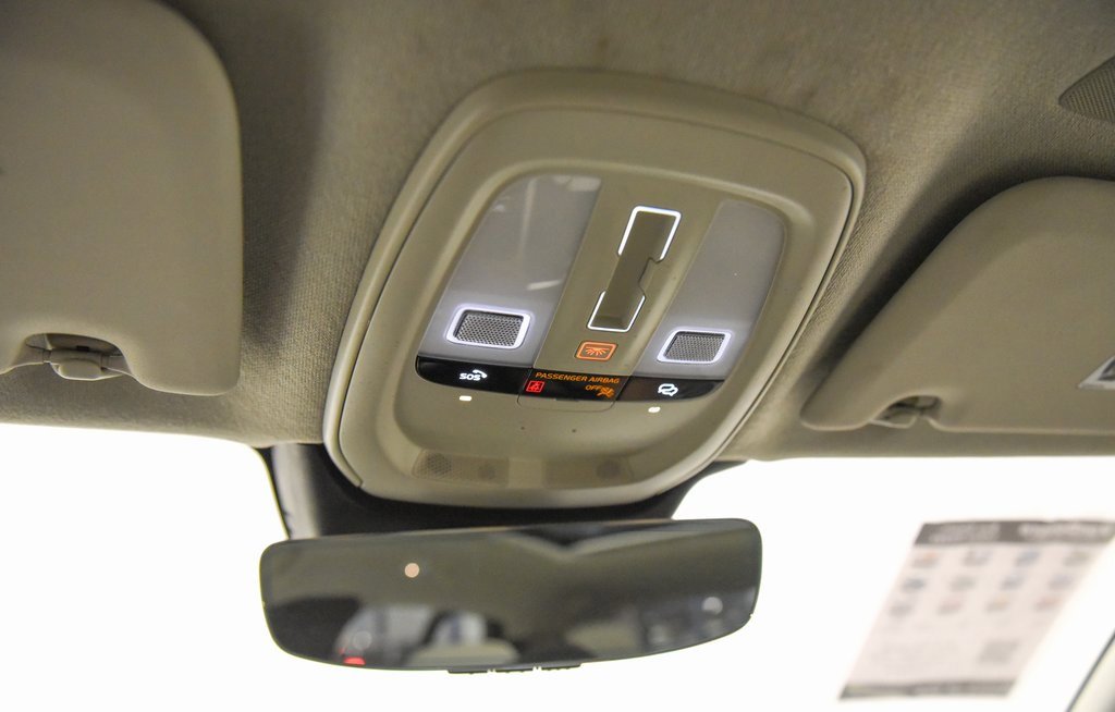 Used 2024 Volvo XC40 B5 Plus image 29