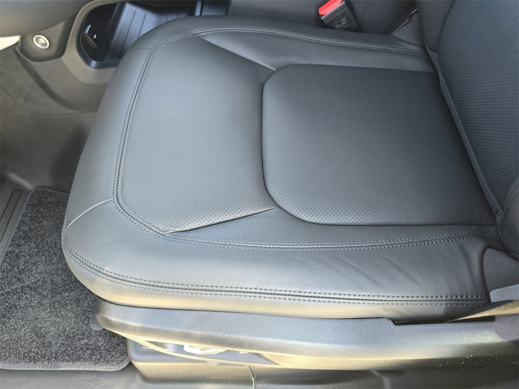 New 2026 Land Rover Defender 130 X-Dynamic SE image 30