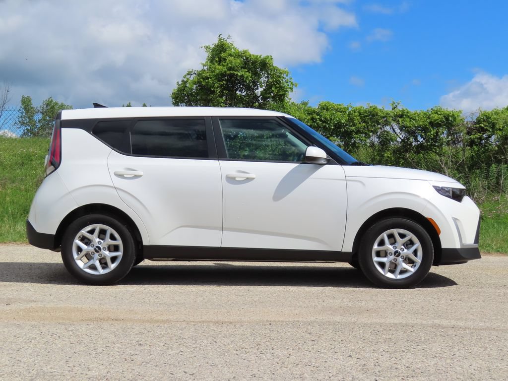 Certified 2025 Kia Soul LX w/ LX Technology Package FWD image 2