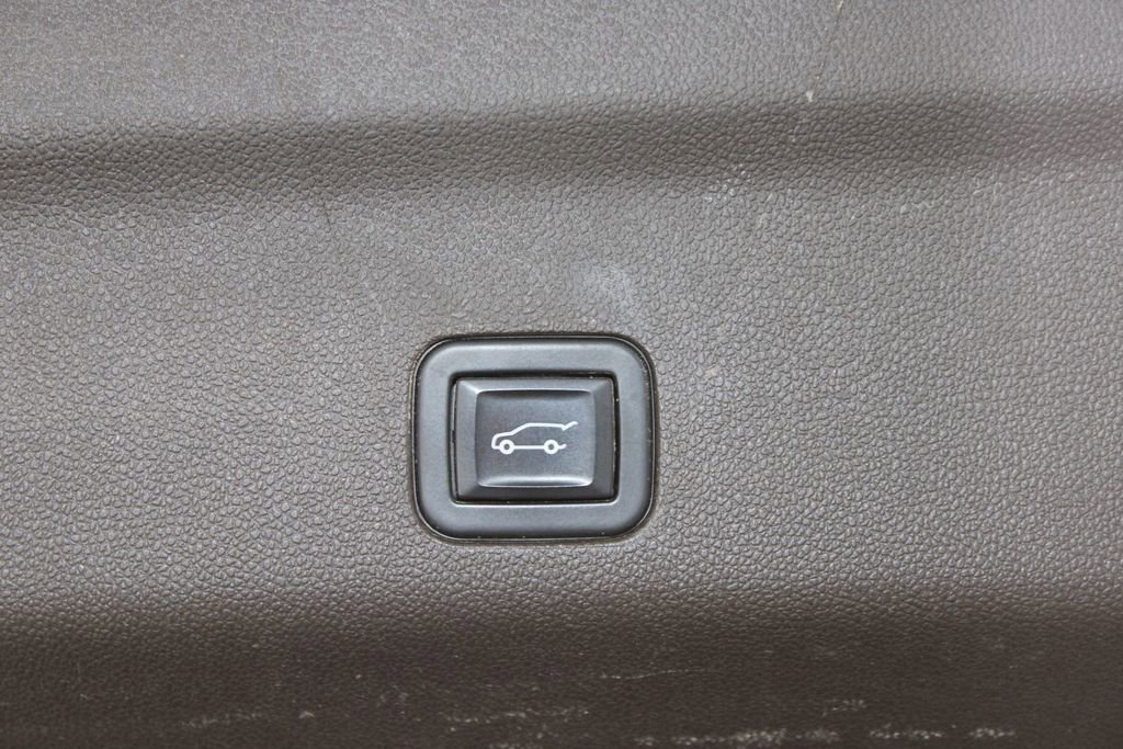 Used 2022 Chevrolet Tahoe LT w/ Luxury Package RWD image 17