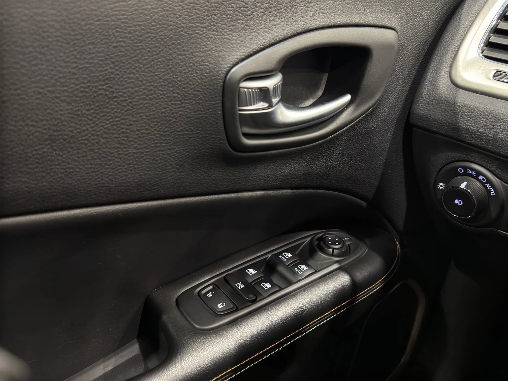 Used 2019 Jeep Compass Latitude image 14