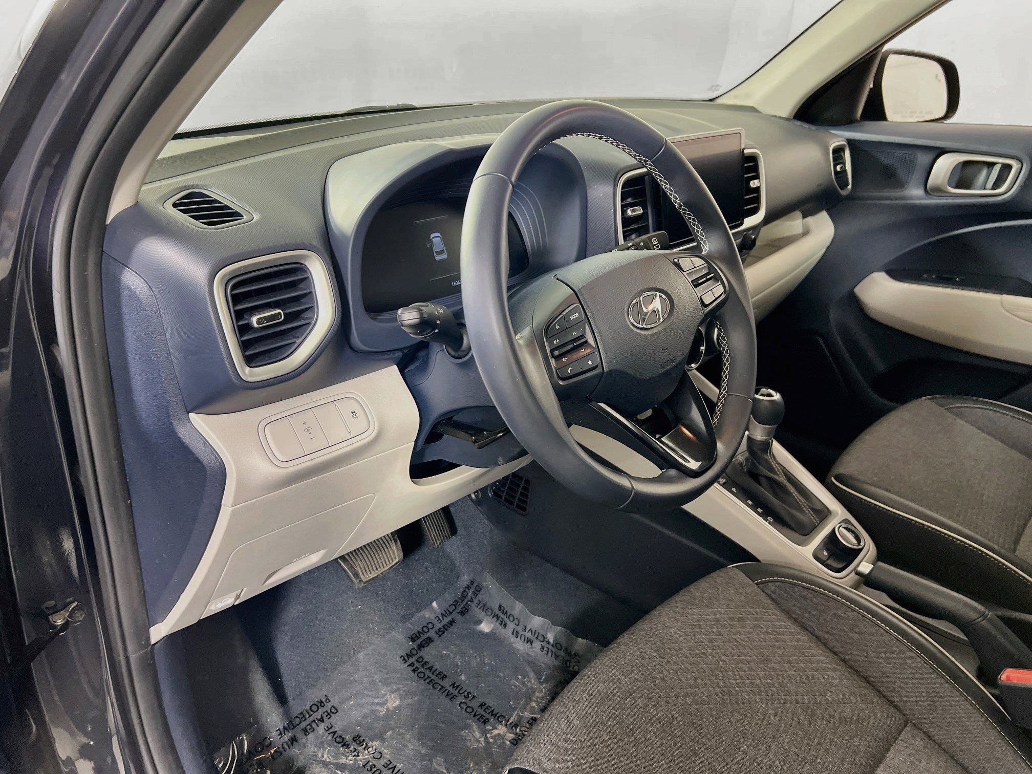 Used 2023 Hyundai Venue Limited w/ Cargo Package FWD image 9