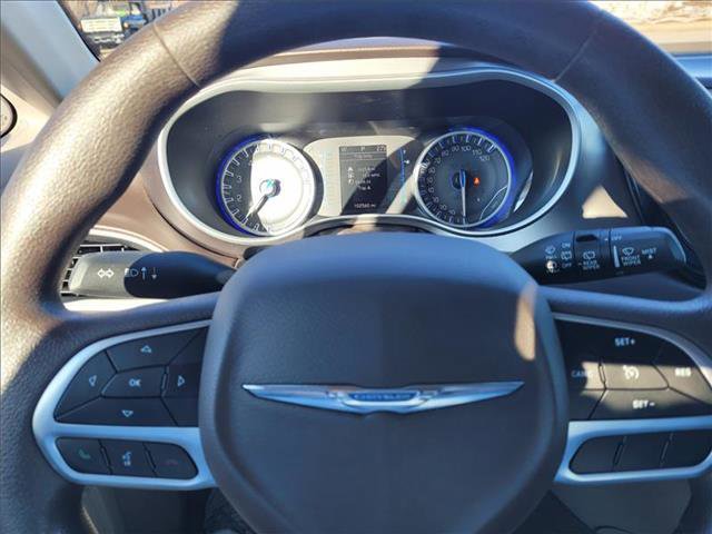 Used 2017 Chrysler Pacifica LX w/ Safetytec Group image 16