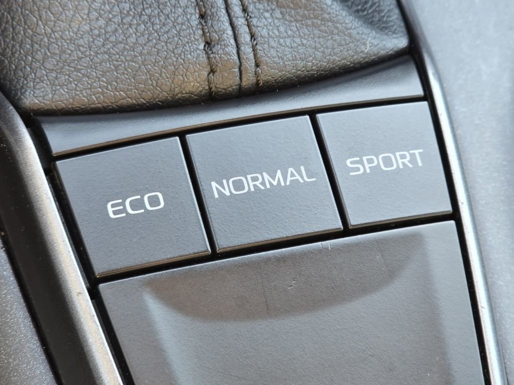 Used 2023 Toyota Camry SE image 6