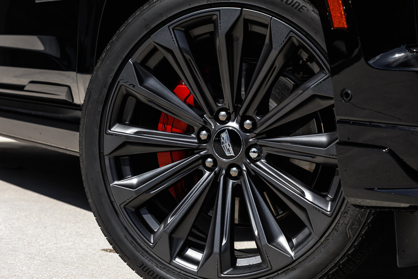 Used 2025 Cadillac Escalade ESV V image 3