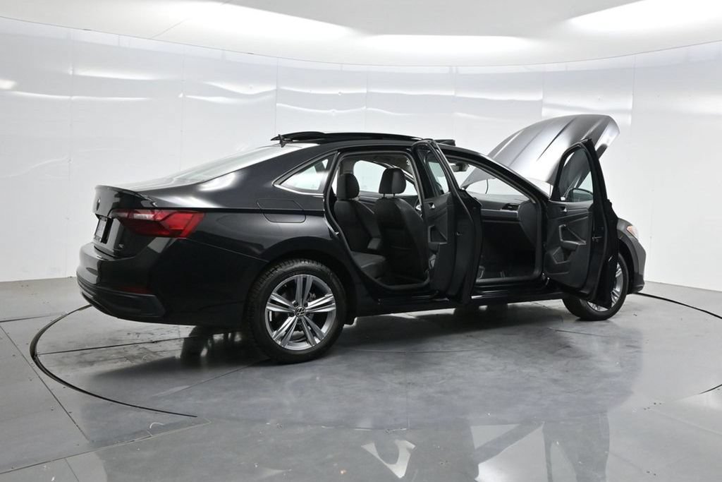 Used 2024 Volkswagen Jetta SE FWD image 4