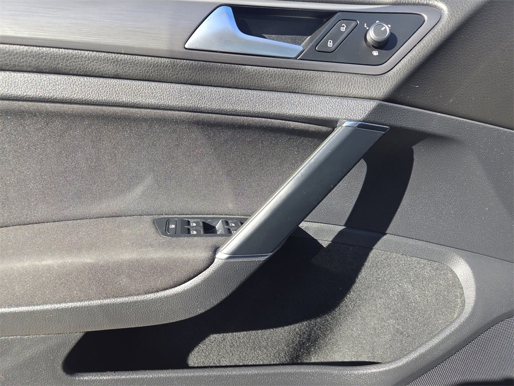 Used 2019 Volkswagen e-Golf SE w/ Driver Assistance Package image 23