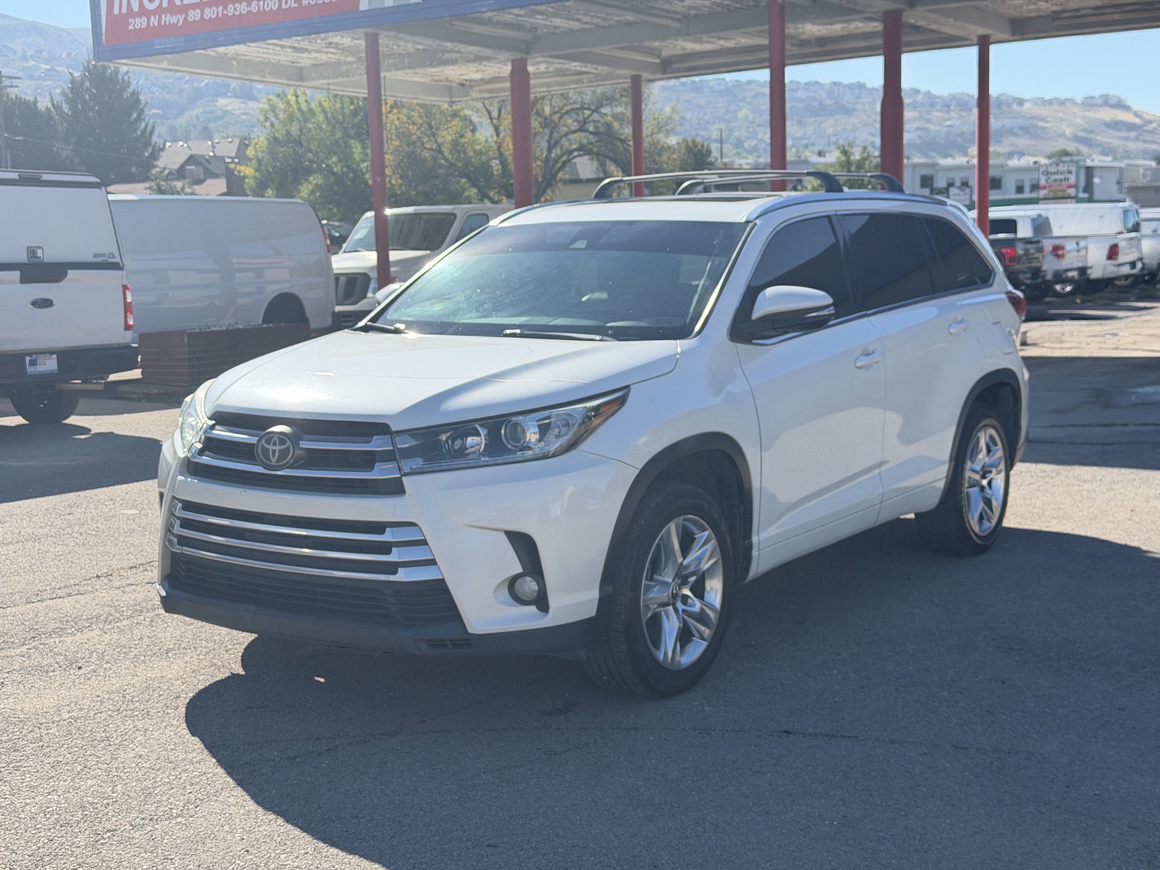 Used 2017 Toyota Highlander Limited FWD image 2