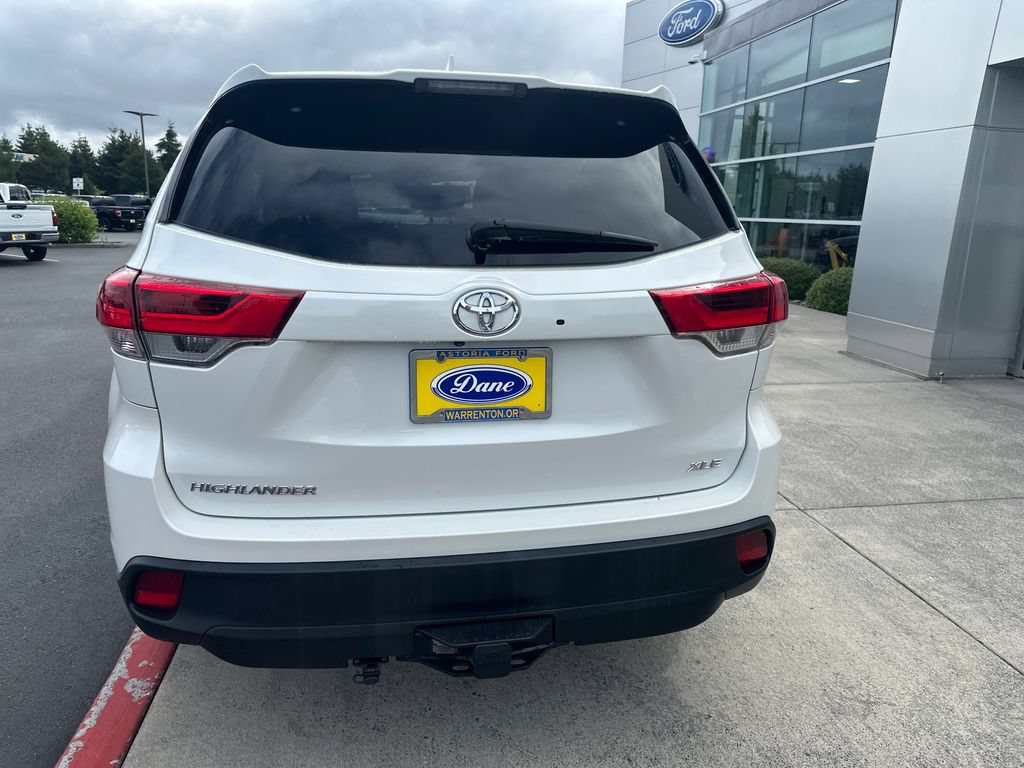 Used 2019 Toyota Highlander XLE FWD image 3