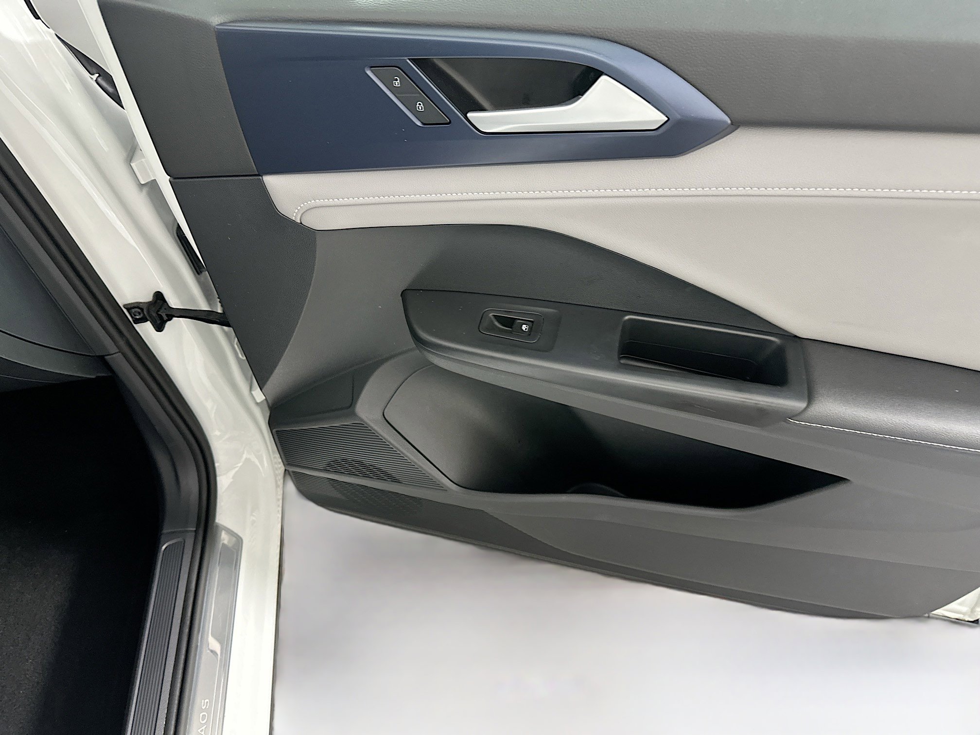 Used 2024 Volkswagen Taos SE image 29