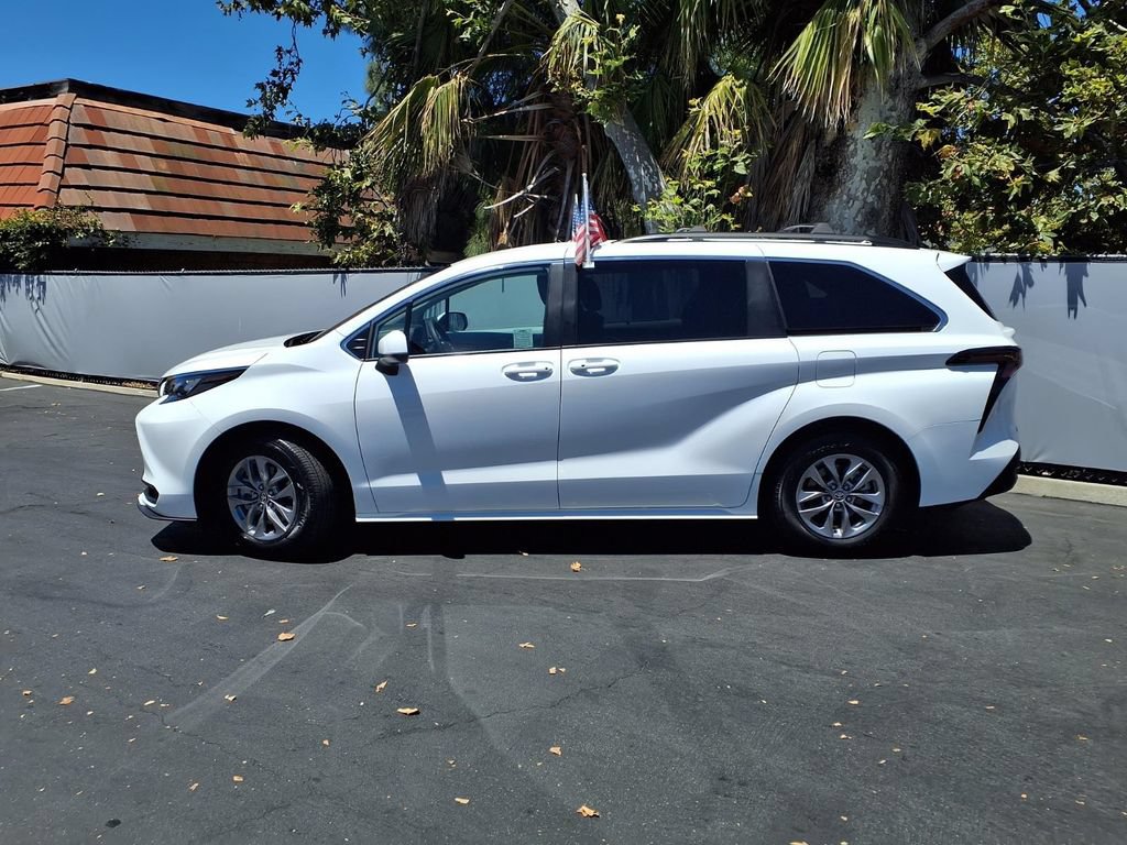 Certified 2026 Toyota Sienna LE FWD image 3