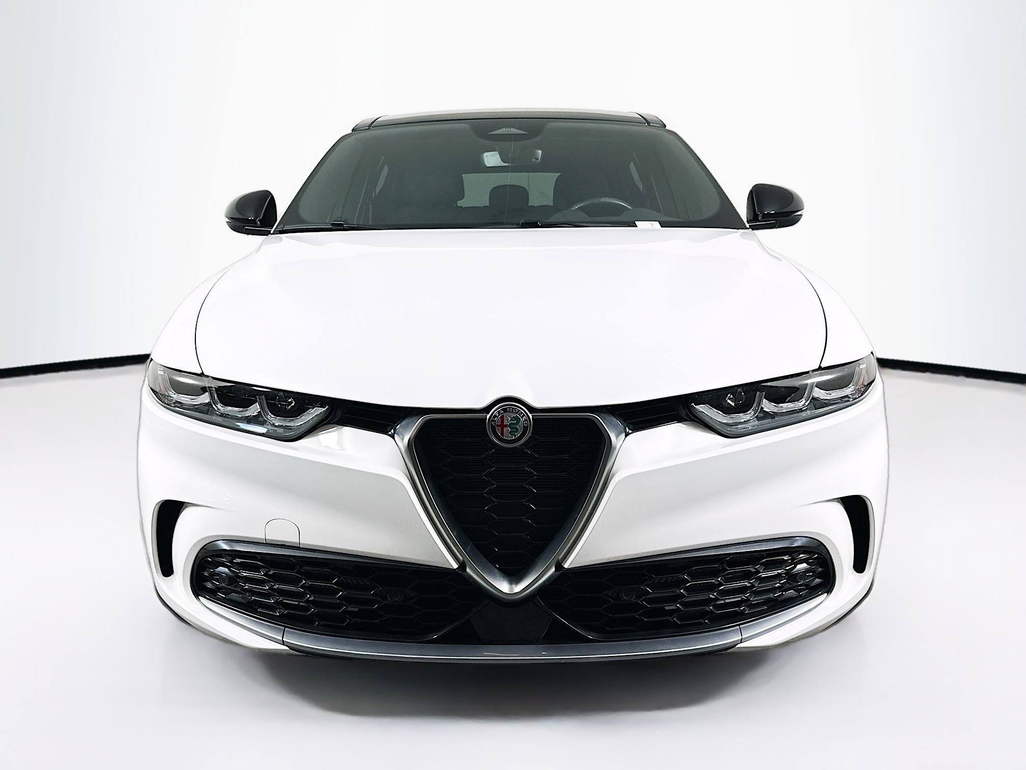 Used 2024 Alfa Romeo Tonale Ti w/ Premium Interior Package AWD/4WD image 2