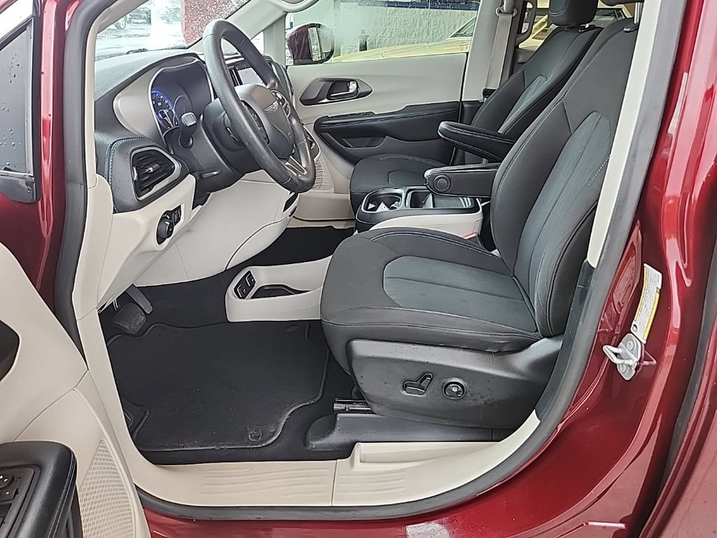 Used 2021 Chrysler Pacifica Touring FWD image 30