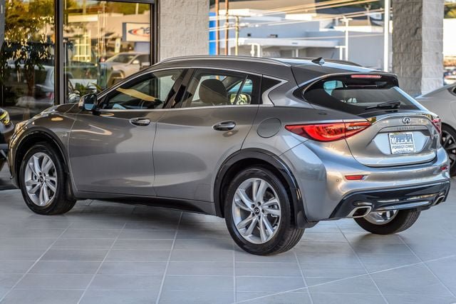 Used 2017 INFINITI QX30 Premium w/ Navigation Package FWD image 7