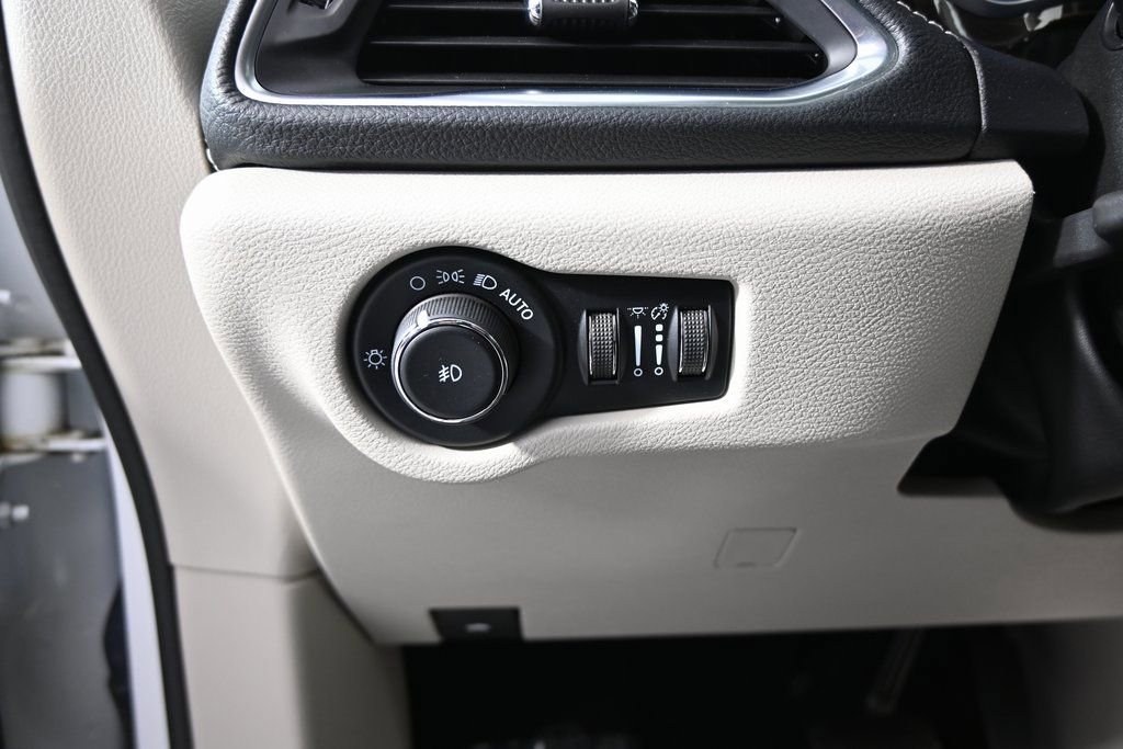 Used 2022 Chrysler Pacifica Limited image 25