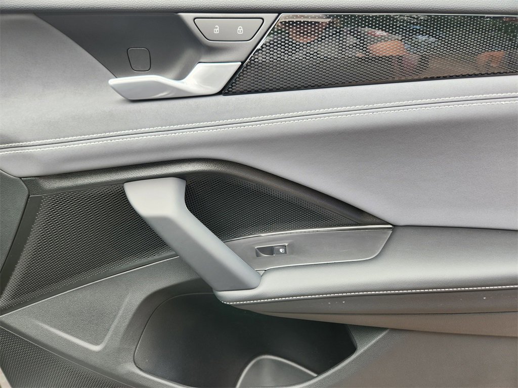 New 2025 Volkswagen Tiguan SE image 19