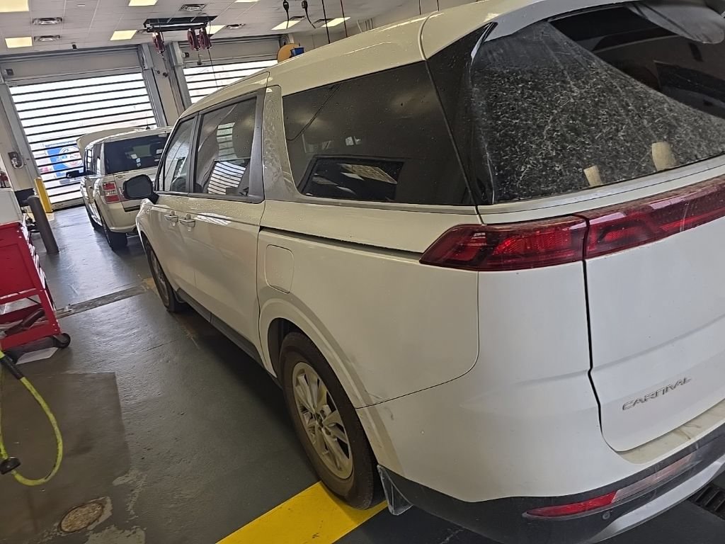 Used 2023 Kia Carnival LX FWD image 4