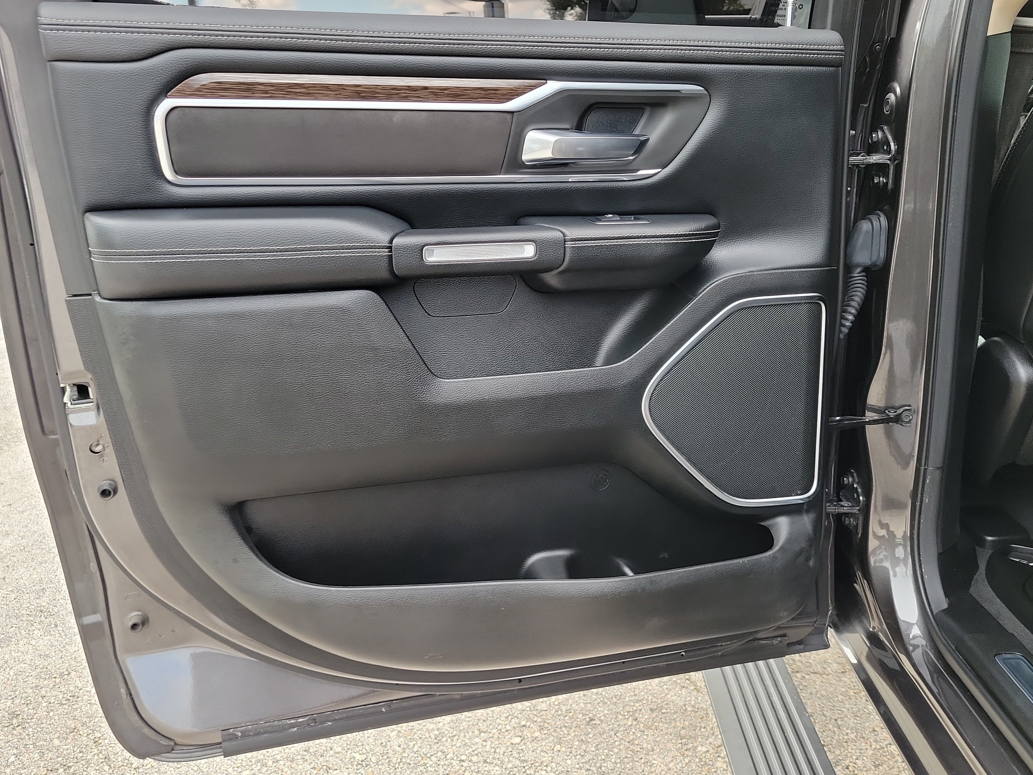 Used 2019 RAM 1500 Laramie RWD image 9