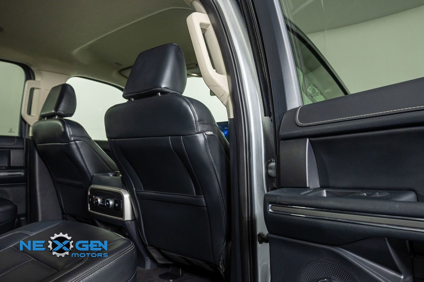 Used 2024 Ford Expedition XLT image 34