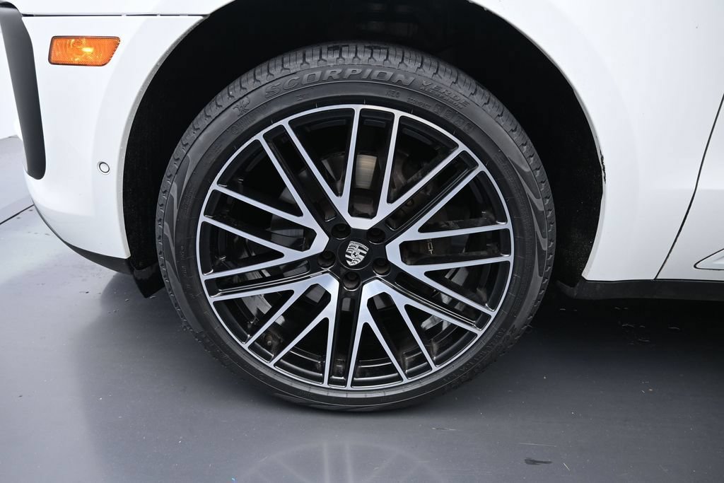 Certified 2024 Porsche Macan AWD/4WD image 9