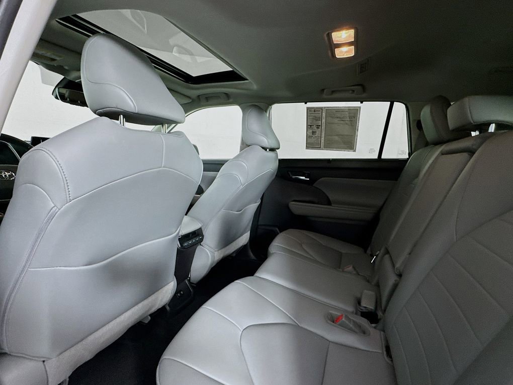 Used 2021 Toyota Highlander XLE image 17
