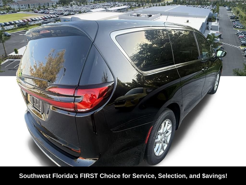 New 2026 Chrysler Pacifica Select image 5