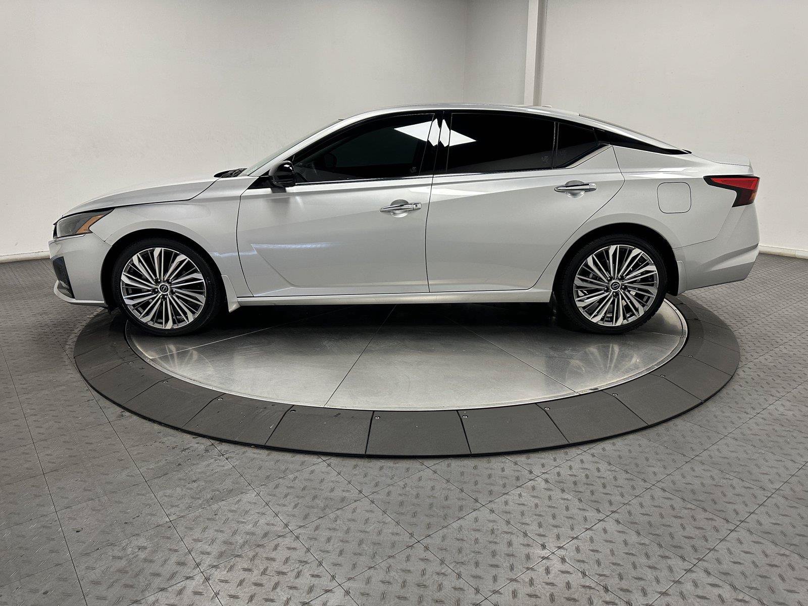 Used 2024 Nissan Altima 2.5 SL AWD/4WD image 9