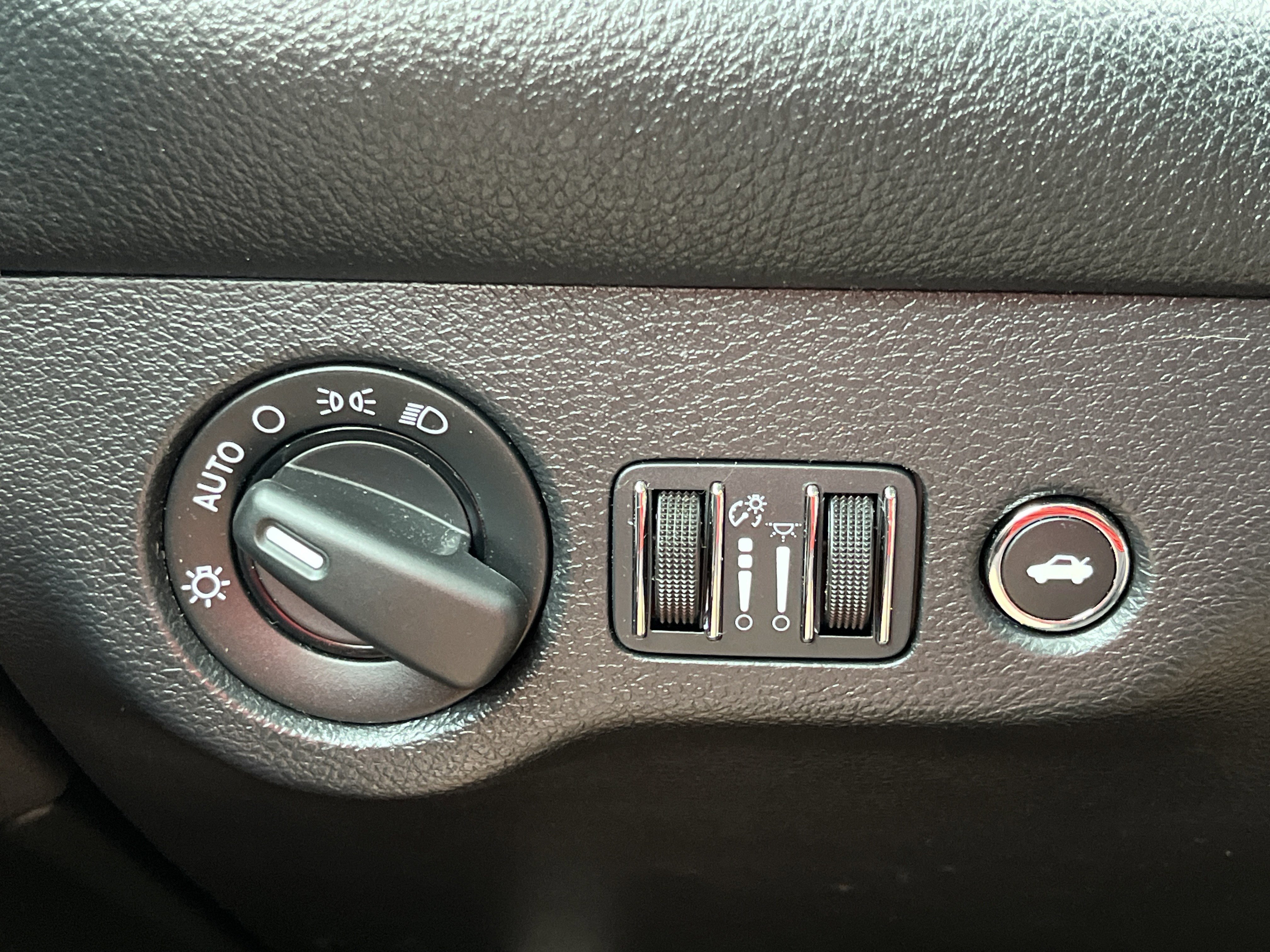 Used 2015 Dodge Challenger SRT Hellcat RWD image 9