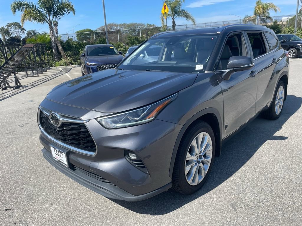 Used 2022 Toyota Highlander Limited image 3