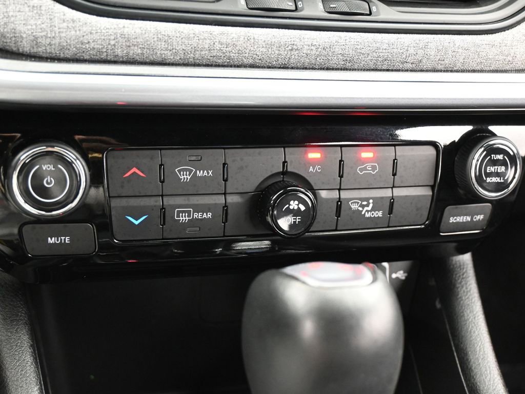 Used 2024 Jeep Compass Latitude image 19