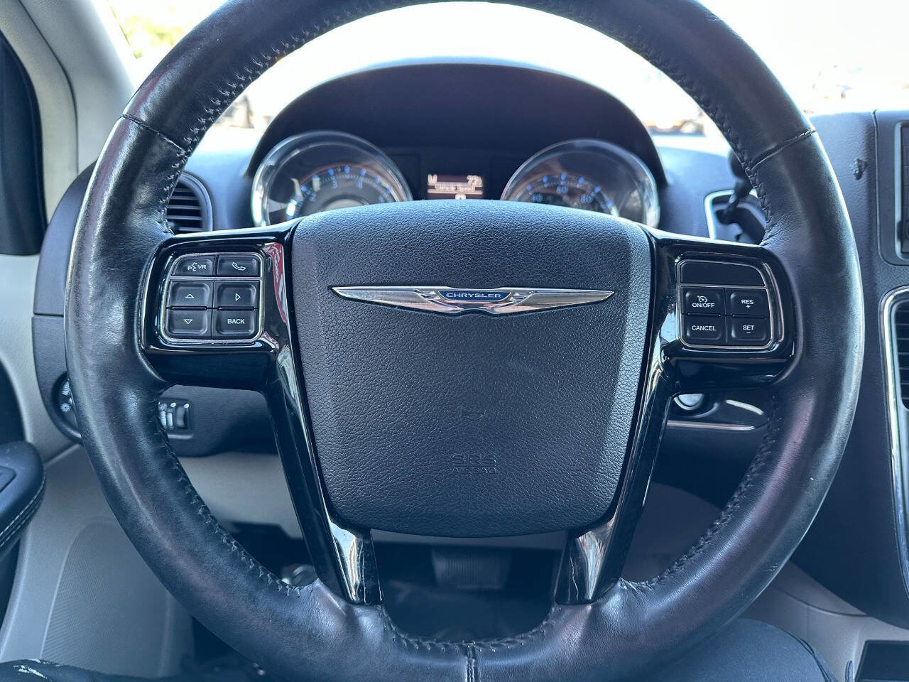Used 2015 Chrysler Town & Country Limited image 34