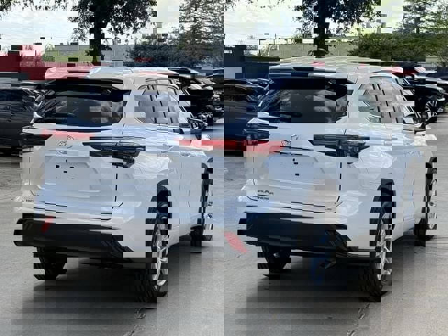 Used 2023 Toyota Highlander LE image 4