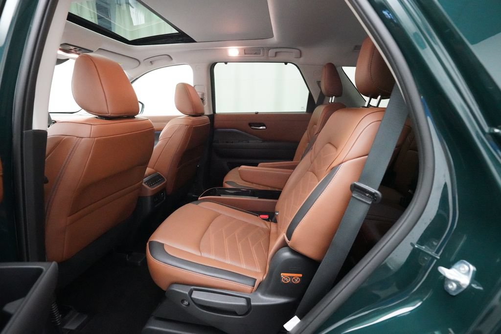 Used 2025 Nissan Pathfinder Platinum AWD/4WD image 16