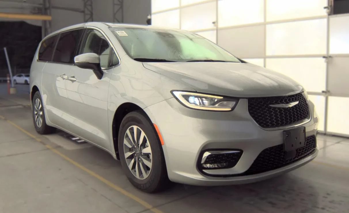 Used 2023 Chrysler Pacifica Touring-L FWD image 2