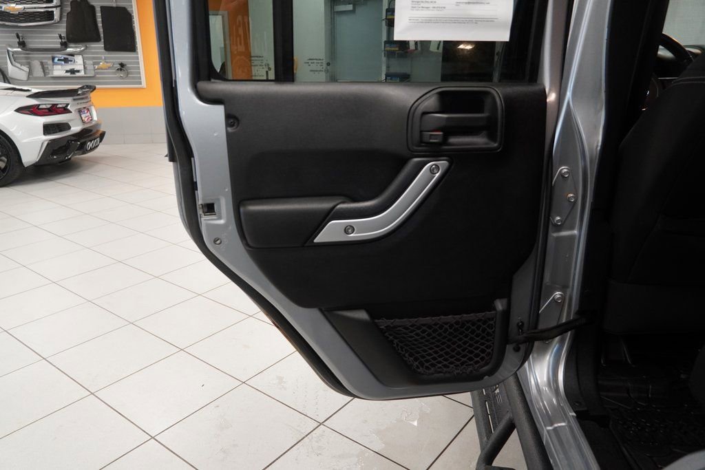 Used 2014 Jeep Wrangler Unlimited Rubicon w/ Connectivity Group image 23