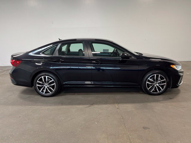 Used 2025 Volkswagen Jetta SE FWD image 2