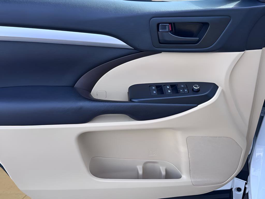 Used 2017 Toyota Highlander Plus FWD image 26