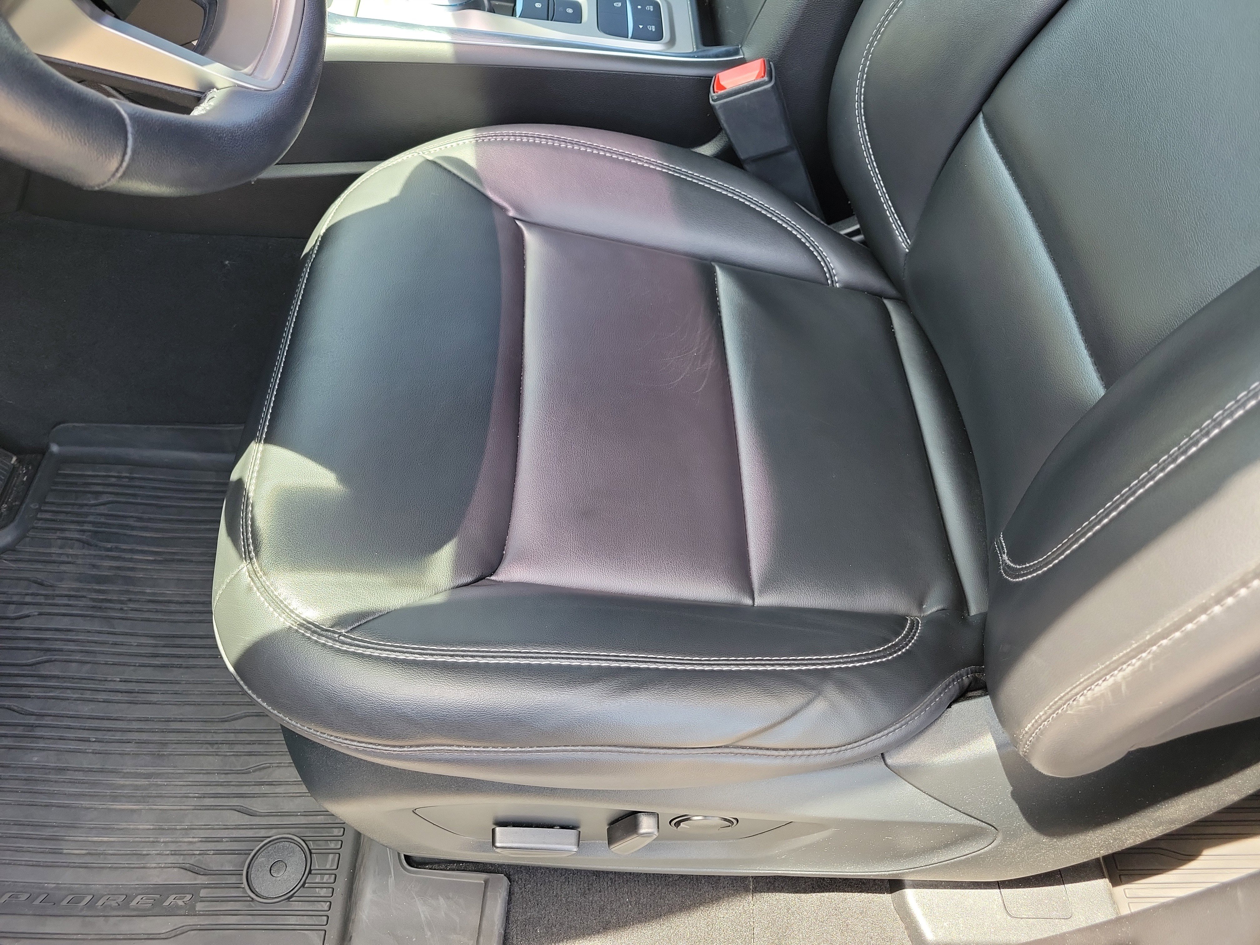 Used 2022 Ford Explorer XLT w/ Equipment Group 202A image 25