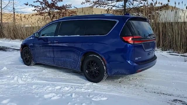 Used 2021 Chrysler Pacifica Touring-L FWD image 6