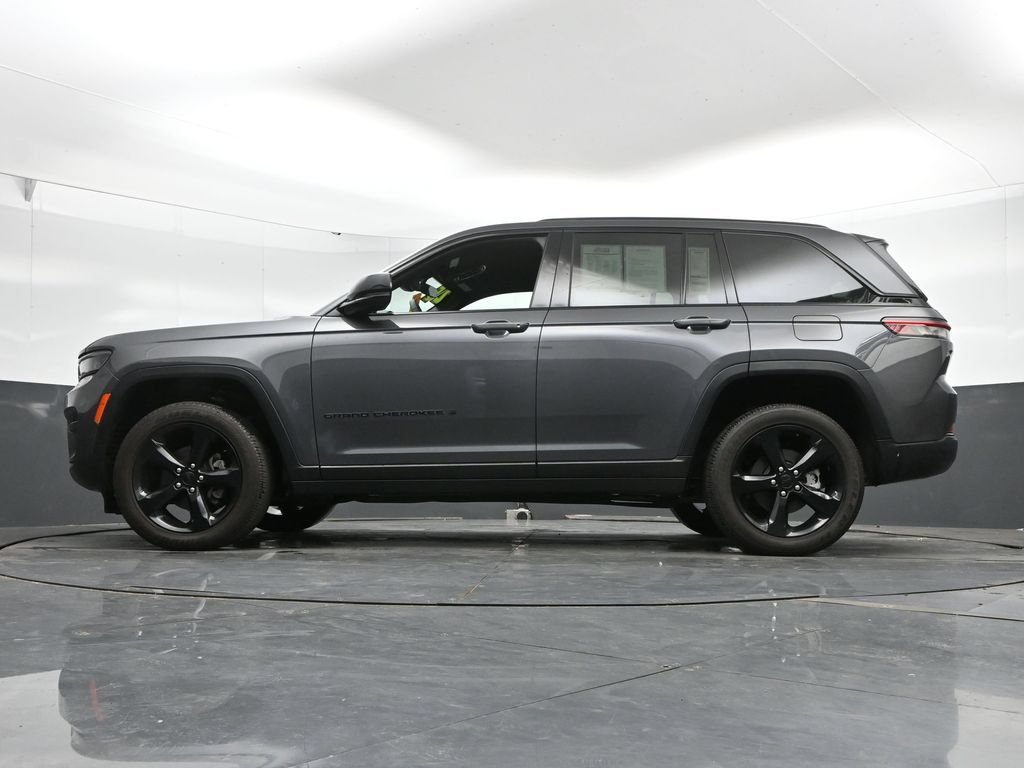 Used 2025 Jeep Grand Cherokee Altitude AWD/4WD image 46
