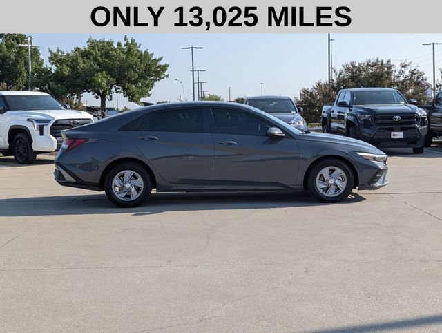 Used 2025 Hyundai Elantra SE FWD image 4